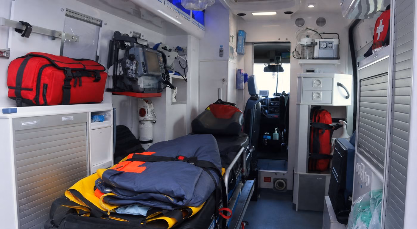 Wnętrze ambulansu — nosze i wyposażenie medyczne